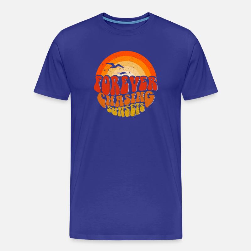 Forever Chasing Sunsets Retro Emblem - Männer Premium Bio T-Shirt - Königsblau