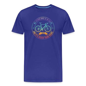 Calpe Bike Rivalry Tee - Männer Premium Bio T-Shirt - Königsblau - Vorne - Damien (186cm)