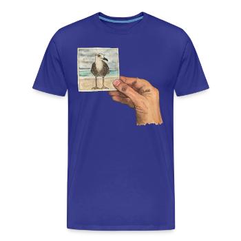 Hand mit Foto einer Möwe - Männer Premium Bio T-Shirt - Königsblau - Vorne - Damien (186cm)