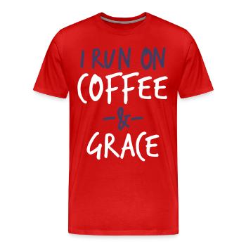 Je cours sur le café et la grâce Christian Bible Verse - T-shirt bio Premium Homme - rouge - Devant - Damien (186cm)