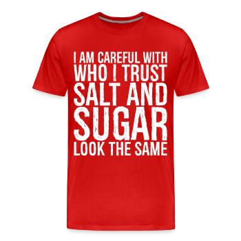 Ich bin vorsichtig mit wem ich Salz und Zucker vertraue - Männer Premium Bio T-Shirt - Rot - Vorne - Damien (186cm)
