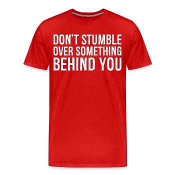 Ne trébuchez pas sur quelque chose derrière vous - T-shirt bio Premium Homme - rouge - Devant - Damien (186cm)