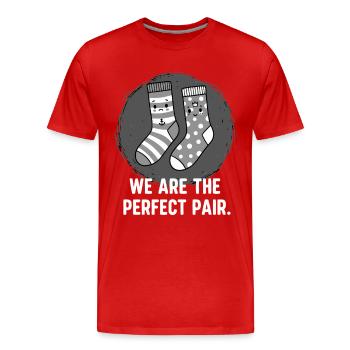 Une paire de chaussettes parfaite - T-shirt bio Premium Homme - rouge - Devant - Damien (186cm)