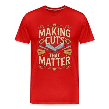 Ébéniste réalisant des découpes qui comptent Menuiserie - T-shirt bio Premium Homme - rouge - Devant - Damien (186cm)