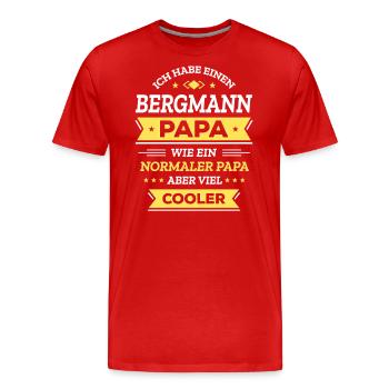BERGMANN PAPA - COOLER ALS NORMAL, VATERTAG, HELD - Männer Premium Bio T-Shirt - Rot - Vorne - Damien (186cm)