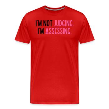 Je ne juge pas que j’évalue drôle - T-shirt bio Premium Homme - rouge - Devant - Damien (186cm)