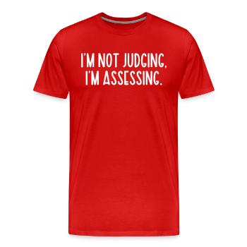 Je ne juge pas que j’évalue drôle - T-shirt bio Premium Homme - rouge - Devant - Damien (186cm)