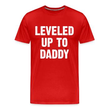 Leveled Up To Daddy - Men's Premium Organic T-Shirt - red - Front - Damien (186cm)