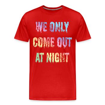Lustige Sprüche, Statement, Text we only come out - Männer Premium Bio T-Shirt - Rot - Vorne - Damien (186cm)