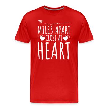 Longue distance Famille Miles Apart Close At Heart - T-shirt bio Premium Homme - rouge - Devant - Damien (186cm)