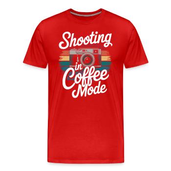 Fotograf Im Kaffeebetrieb Modus Shooting - Männer Premium Bio T-Shirt - Rot - Vorne - Damien (186cm)