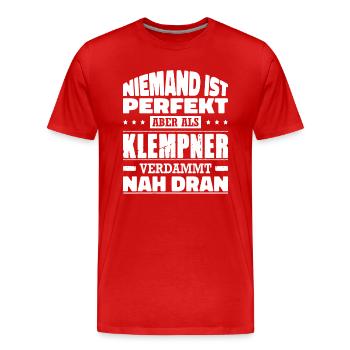 Niemand Ist Perfekt Aber Als Klempner Nah Dran - Männer Premium Bio T-Shirt - Rot - Vorne - Damien (186cm)