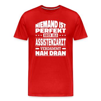 Niemand Ist Perfekt Als Assistenzarzt Nah Dran - Männer Premium Bio T-Shirt - Rot - Vorne - Damien (186cm)
