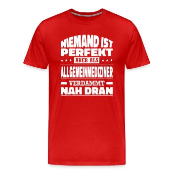 Niemand Ist Perfekt Allgemeinmediziner Hausarzt - Männer Premium Bio T-Shirt - Rot - Vorne - Damien (186cm)