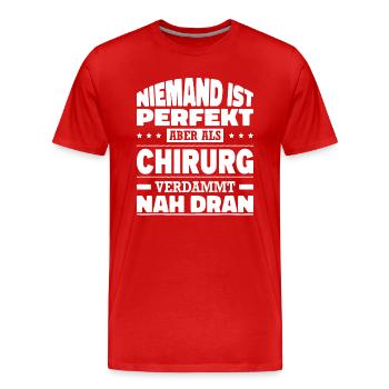 Niemand Ist Perfekt Aber Als Chirurg Nah Dran - Männer Premium Bio T-Shirt - Rot - Vorne - Damien (186cm)