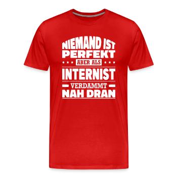 Niemand Ist Perfekt Aber Als Internist Nah Dran - Männer Premium Bio T-Shirt - Rot - Vorne - Damien (186cm)