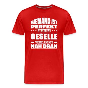 Niemand Ist Perfekt Aber Als Geselle Nah Dran - Männer Premium Bio T-Shirt - Rot - Vorne - Damien (186cm)