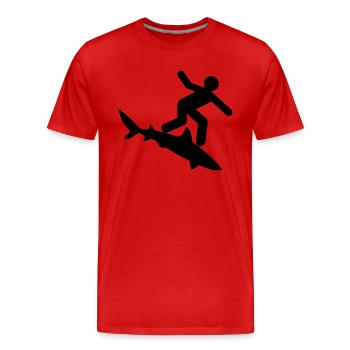 Hai - Surfer auf Hai - Männer Premium Bio T-Shirt - Rot - Vorne - Damien (186cm)