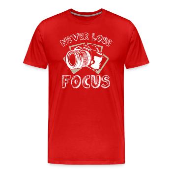Never Lose Focus Photographer - Männer Premium Bio T-Shirt - Rot - Vorne - Damien (186cm)