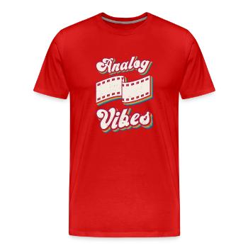 Retro Photographer Vintage Analog Vibes - Männer Premium Bio T-Shirt - Rot - Vorne - Damien (186cm)