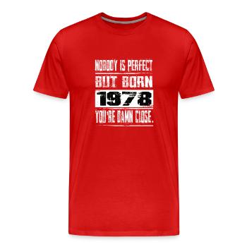 Personne n’est parfait mais né en 1978 - T-shirt bio Premium Homme - rouge - Devant - Damien (186cm)