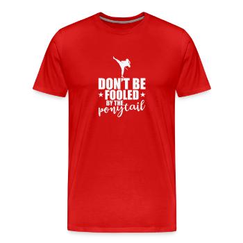 Ne vous laissez pas berner par le taekwondo à queue de cheval - T-shirt bio Premium Homme - rouge - Devant - Damien (186cm)