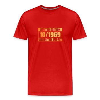 55e anniversaire Edition Limitée - ꝏ Approvisionnement 10/1969 - T-shirt bio Premium Homme - rouge - Devant - Damien (186cm)