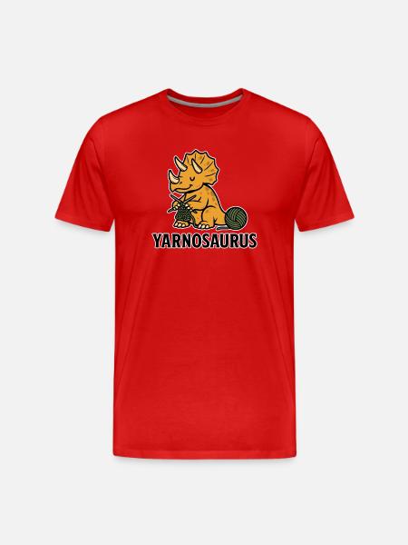 Yarnosaurus beim Stricken - Männer Premium Bio T-Shirt - Rot