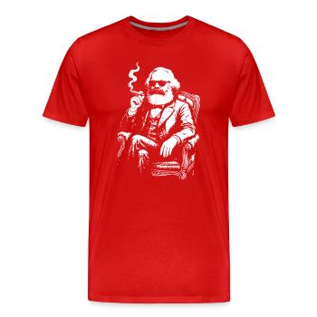Karl Marx raucht die Zigarre auf dem Sessel - Männer Premium Bio T-Shirt - Rot - Vorne - Damien (186cm)