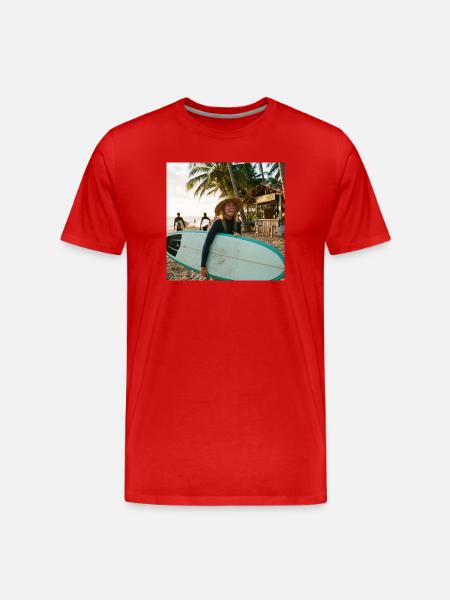 Beach surfer with surfboard - Men's Premium Organic T-Shirt - red