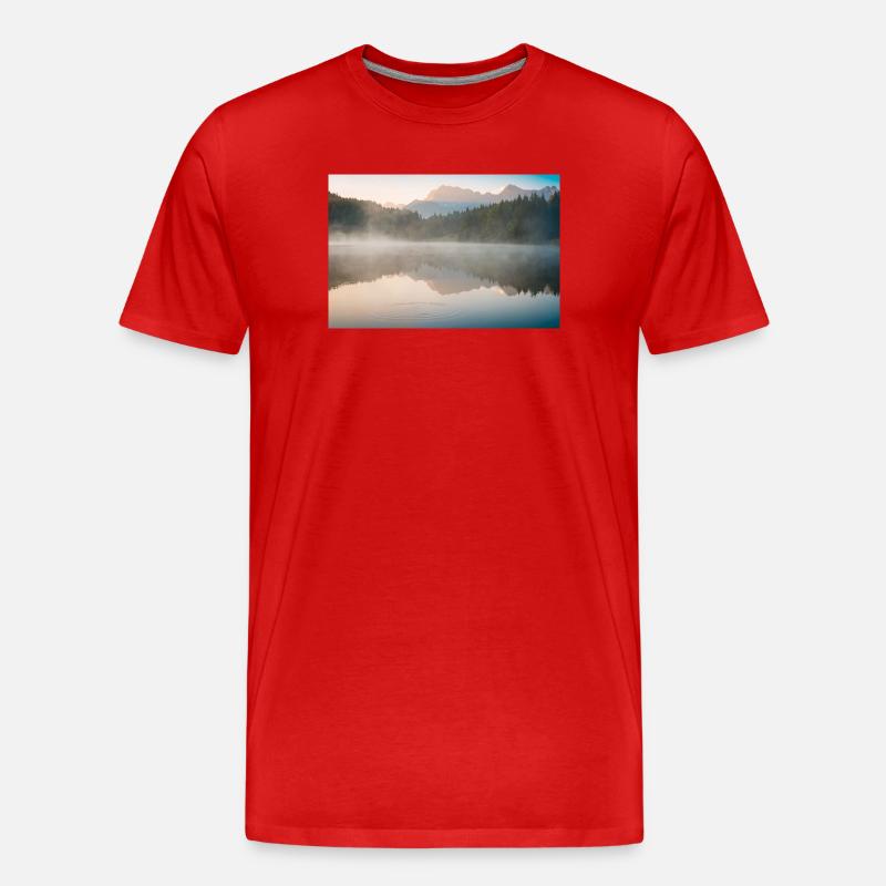 Morgennebel am stillen See - Männer Premium Bio T-Shirt - Rot