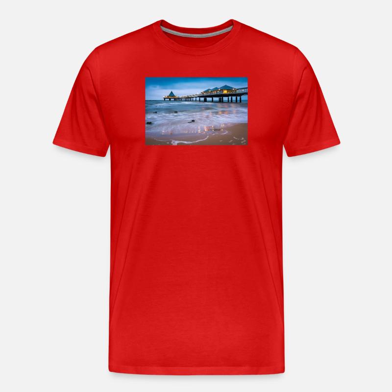 Seebrücke Heringsdorf mit Lichterglanz - Männer Premium Bio T-Shirt - Rot