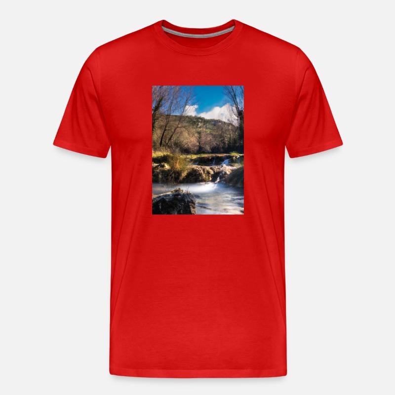Forest River Wasserfall - Männer Premium Bio T-Shirt - Rot