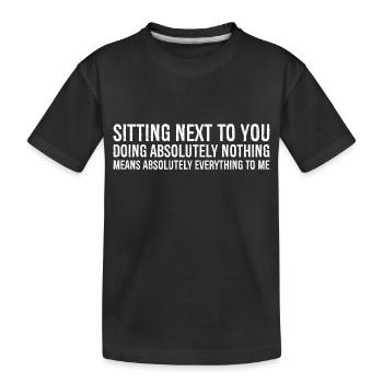 neben dir sitzen und absolut nichts tun - Kinder Premium Bio T-Shirt - Schwarz - Vorne