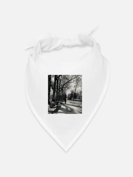 Ein einsamer Spaziergang im Park - Bandana Dreieckstuch - Weiß