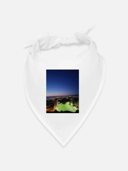 Städtische Dämmerung und Fußballfeld - Bandana Dreieckstuch - Weiß