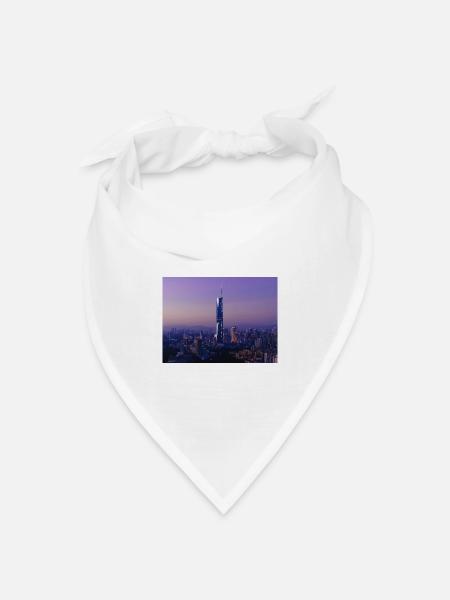 Dämmerungs-Skyline mit Turmspitze - Bandana Dreieckstuch - Weiß