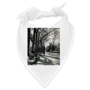 Ein einsamer Spaziergang im Park - Bandana - Weiß - Vorne