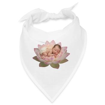 Baby mit Windel schläft auf geöffneter Lotusblüte - Bandana - Weiß - Vorne