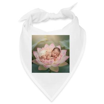 Windel-Baby schläft auf geöffneter Lotusblüte  - Bandana - Weiß - Vorne