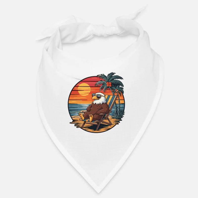 Aigle drôle sur le coucher de soleil des vacances d’été sur la plage Bandana