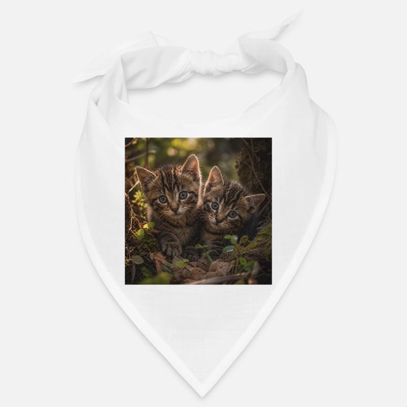 Des chatons dans une clairière forestière Bandana