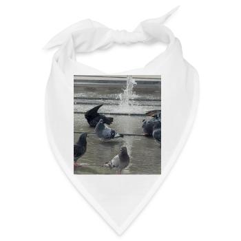 Taubenliebe am Brunnen - Bandana - Weiß - Vorne