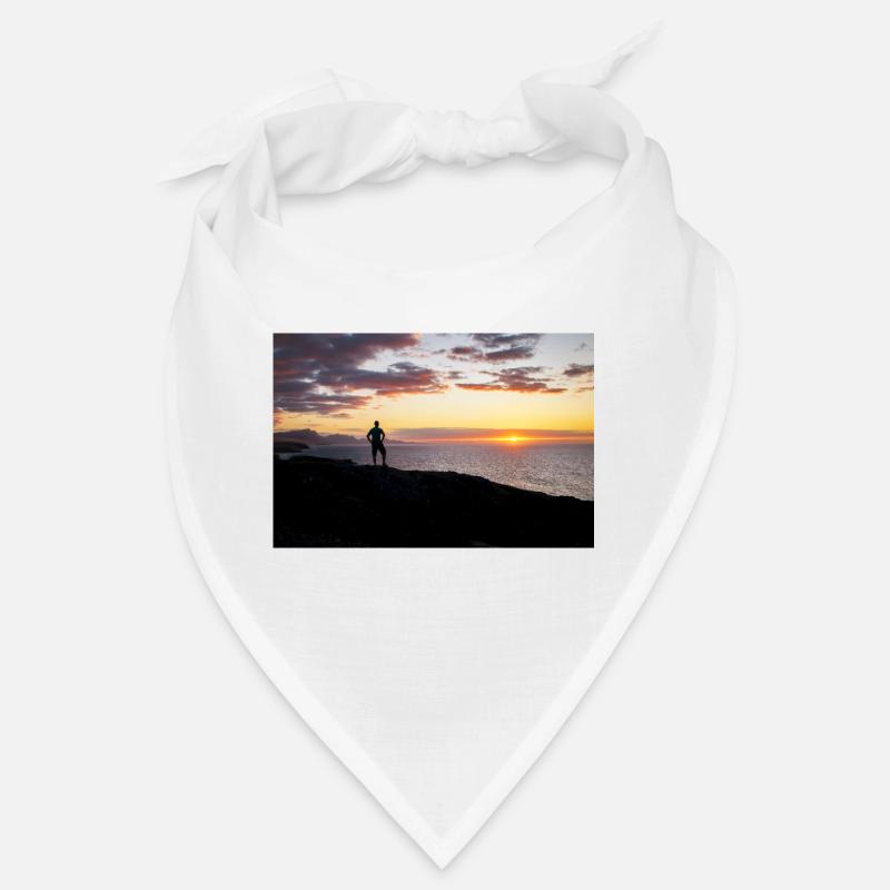 Mann schaut auf den Abend über dem Meer Bandana