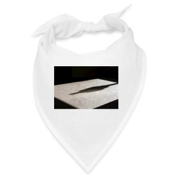 Ein Schatten einer einzelnen Person auf einem Fliesenboden - Bandana - Weiß - Vorne
