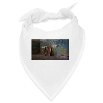 Urbex Photography | Fensterrahmen in Fabrikruine - Bandana - Weiß - Vorne