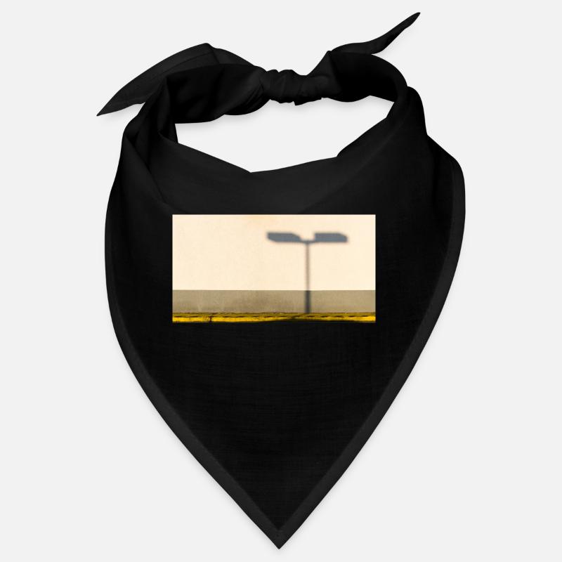 L’ombre du lampadaire sur la façade Bandana