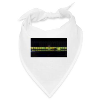 Fußgänger im Tunnel vor einer Neonfarbe - Bandana - Weiß - Vorne
