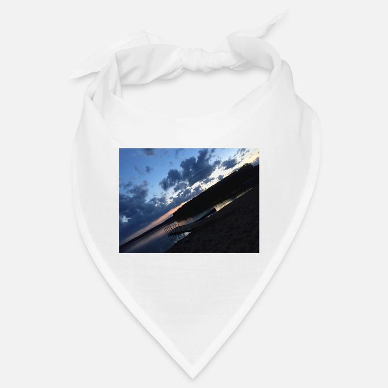 Coucher de soleil sur le lac avec un bateau en briques Bandana