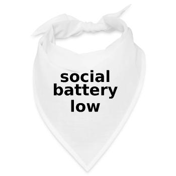 Social Battery Low – Kleinbuchstaben gestapelter Typografie - Bandana - Weiß - Vorne